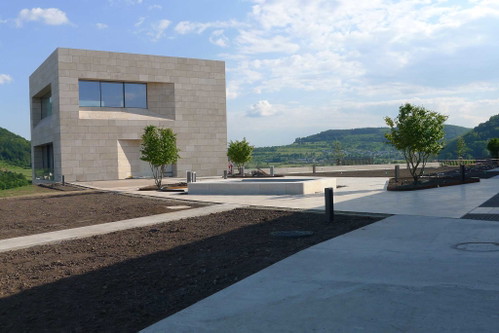 Das Türmchen ist so ausgerichtet, dass das größte Panoramafenster direkt Richtung Scharzhofberg blickt.