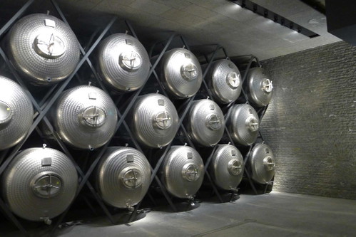In diesen dickwandigen Edelstahltanks werden in Zukunft manche Weine mehrere Jahre lagern, bevor sie abgefüllt werden.