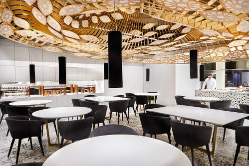 Im Restaurant »Noor« verbindet sich modernes Design mit alten Stilelementen wie den Arabesken auf dem Geschirr.
