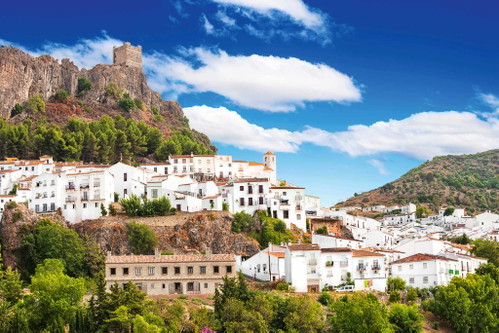 Zahara de la Sierra, eine wunderschöne Kleinstadt, die sich in der Sierra de Grazalema, Cádiz, befindet.