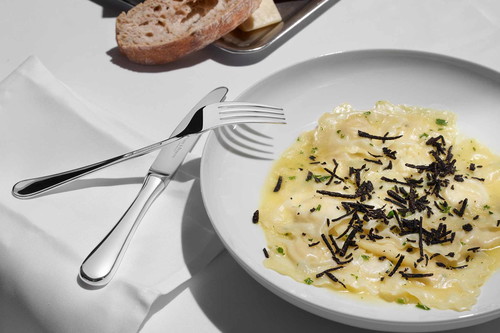 Ravioli mit Spinat, Ricotta, schwarzen Trüffeln und Mandeln.
