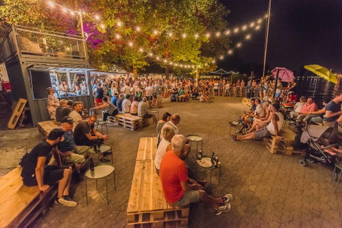 Craft-Bier und frisch gegrillte Burger bei Bodensee-Ausblick am CBBB Festival. 