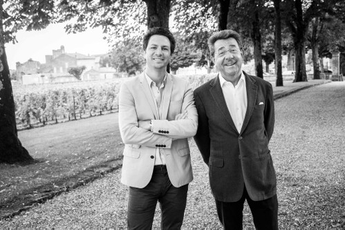 Philippe Cuvelier (r.) und Sohn Matthieu freuen sich über einen ausgezeichneten, vom Terroir geprägten Clos Fourtet.