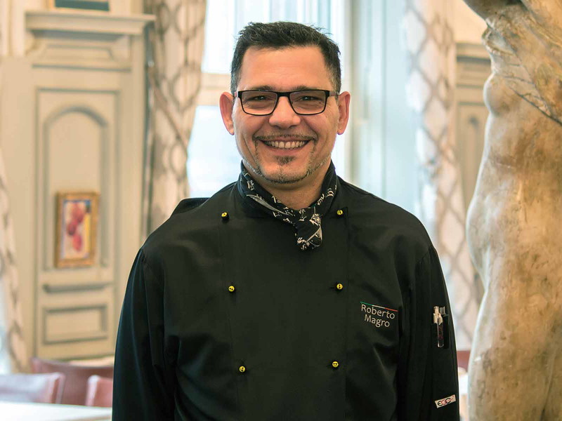 Diego Roberto Magro, Küchenchef «Ristorante Conti» in Zürich, bezieht den Hummer aus Maine.