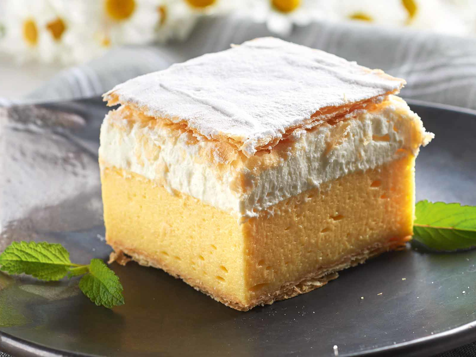 Die Original Bleder Cremeschnitte ist seit über 60 Jahren das kulinarische Wahrzeichen am See.