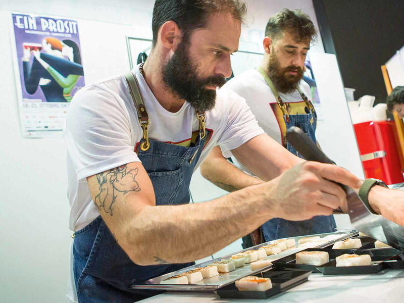 Beim Show-Cooking sind international renommierte Köche am Werk.
