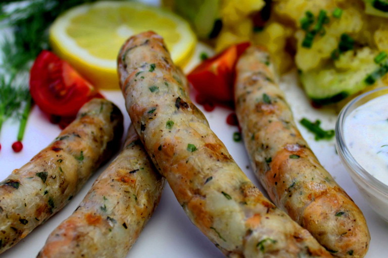 Obwohl Fisch weniger Fett als Fleisch enthält, werden Auers würste am Grill nicht trocken. 