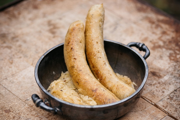 Mit Grillerdäpfelbratwurst liegt gleichzeitig die Beilage mit am Grill.