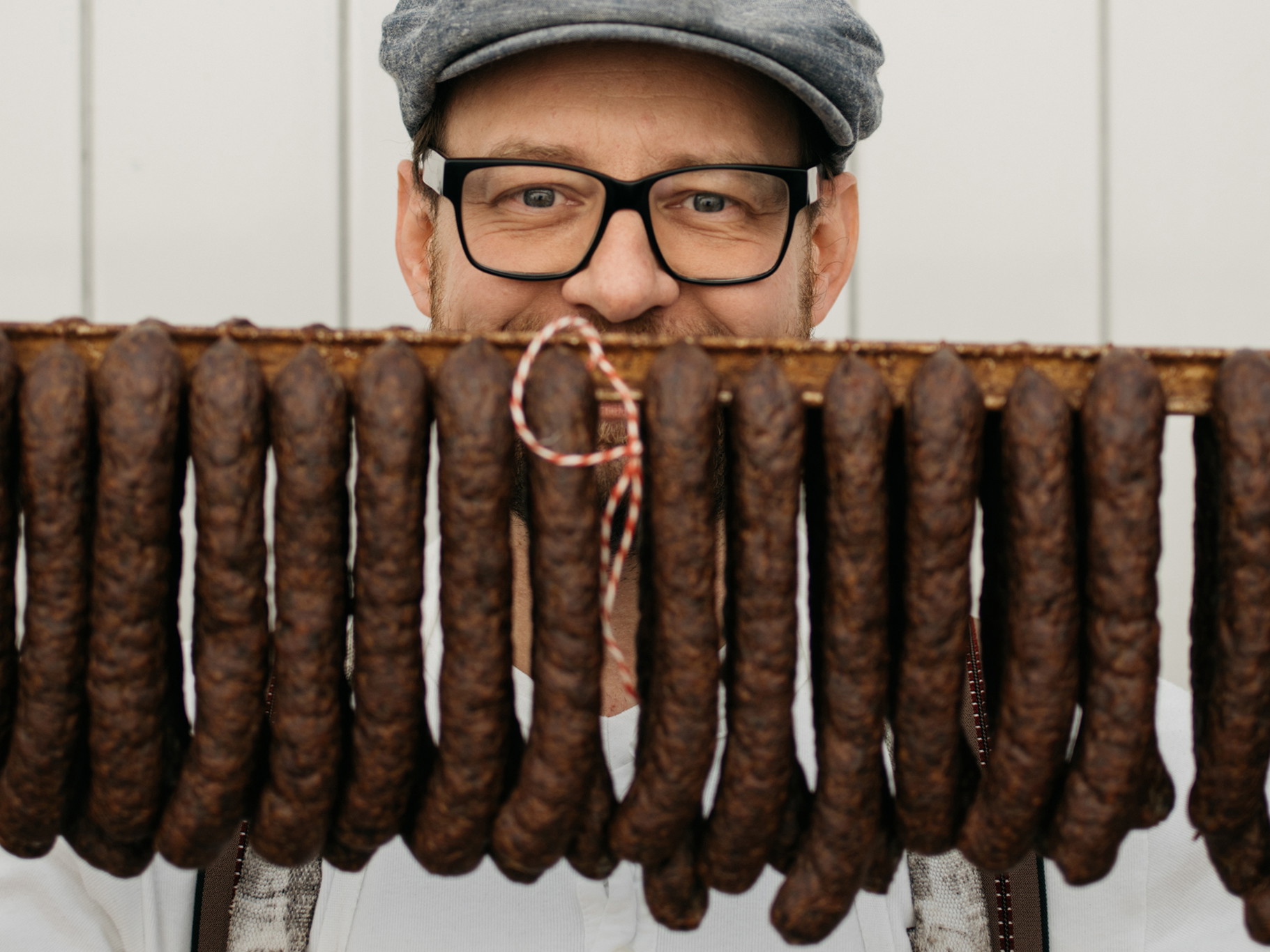 Wenn Robert Buchberger grillt, stellt er die Würste dafür gleich selbst her. Beim Grill schwört er auf Holzkohle. 