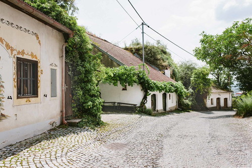 Einkehrschwung gefällig? Funktioniert in den Kellergassen von Rohrendorf hervorragend.