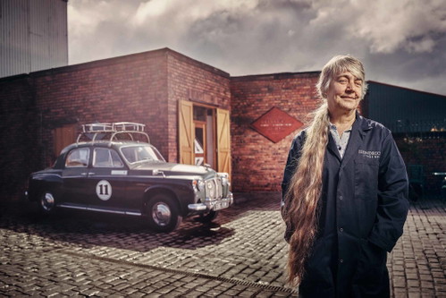 Lesley Gracie vor der Hendrick's Destillerie in Girvan, Schottland. 
