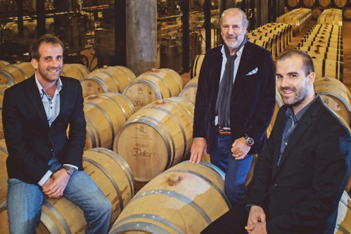 Beim Tessiner Produzenten Delea ist die Nachfrage nach Merlot ungebrochen. V. l. n. r.: David und Angelo Delea, Enrico Grisetti.