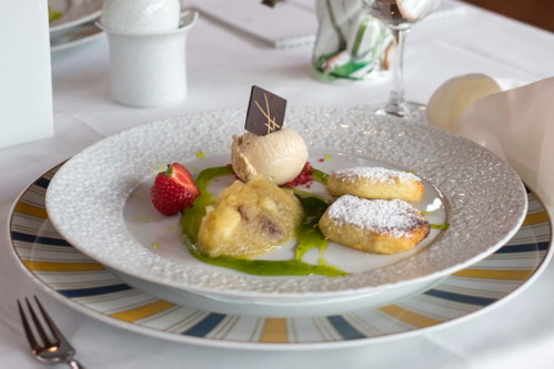 Quarkkeulchen mit Apfel-Rosinen-Ragout und Eierschecken-Eis