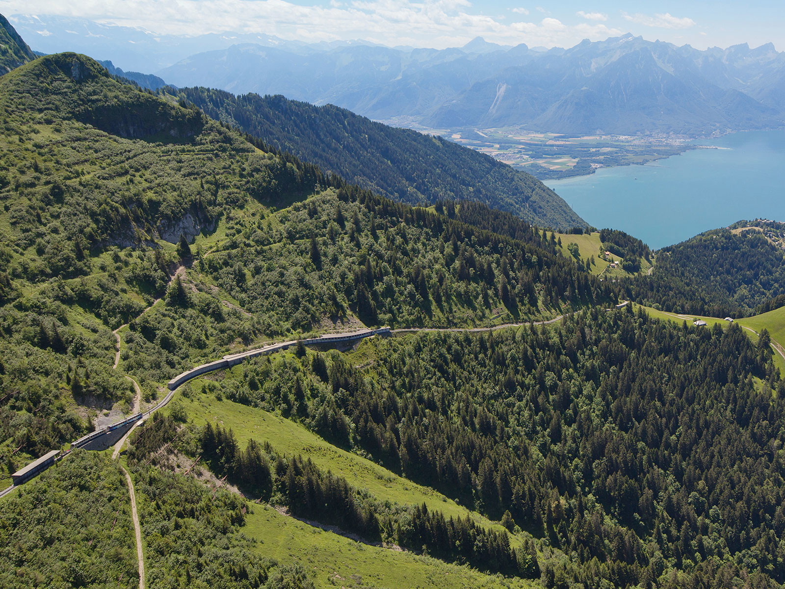In kurzer Zeit schraubt sich der GoldenPass-Zug in atemberaubende Höhen. Vom Genfersee aus geht es in hübsche Bergdörfer.