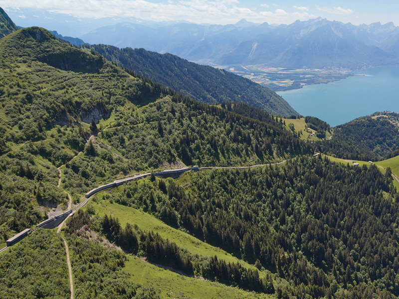 In kurzer Zeit schraubt sich der GoldenPass-Zug in atemberaubende Höhen. Vom Genfersee aus geht es in hübsche Bergdörfer.