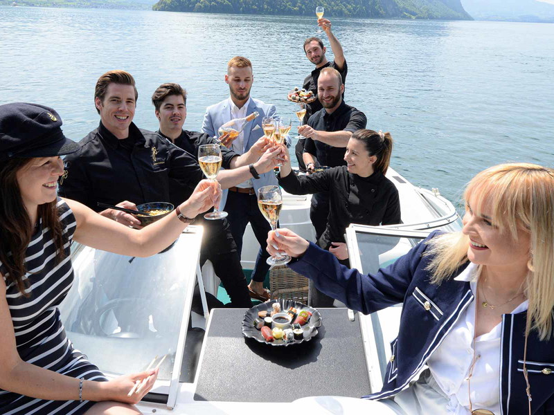 Jeroen Achtien (2.v.l.) mit seinem Küchenteam auf dem Vierwaldstättersee.