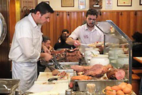 Triestiner Buffet-Institution, die sich ganz dem Schwein verschrieben hat, natürlich mit Kren: das »Da Pepi«.