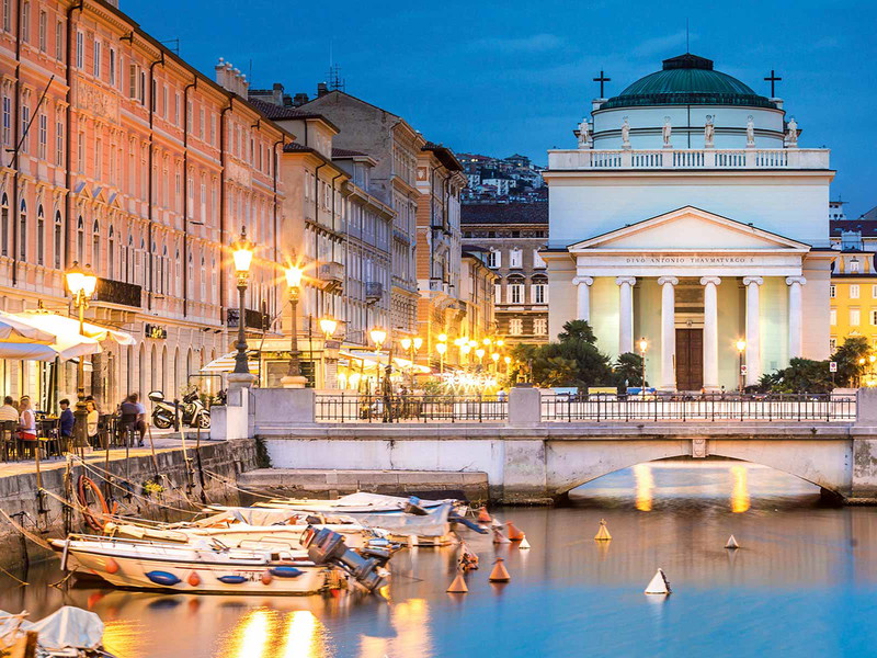 Herzstück des Borgo Teresiano ist der Canal Grande mit der Kirche Sant’Antonio Nuovo.