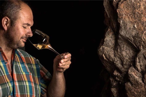 Im Herzen des Karst, in Prepotto, mazeriert Benjamin Zidarich seine Trauben in einem Steinbottich.