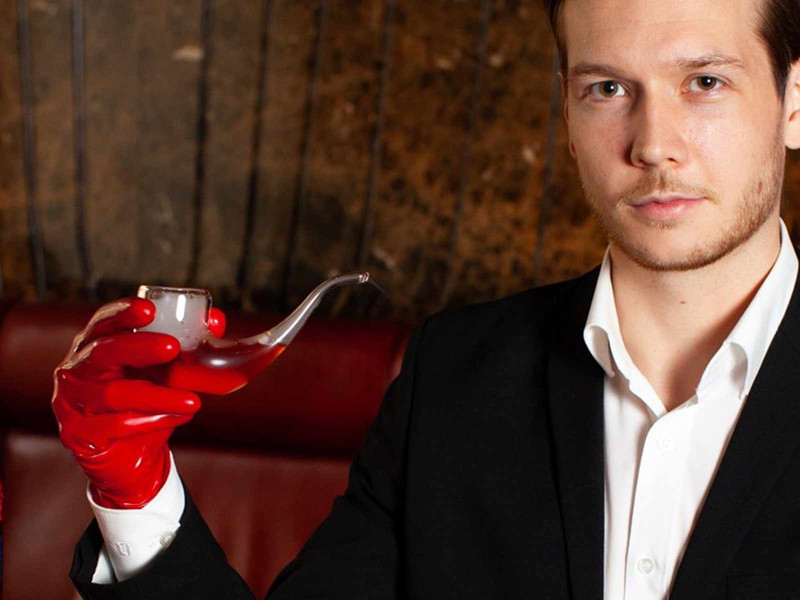 Florian Steflitsch, D-Bar, mit seinem Drink »Heart in the Pipe«