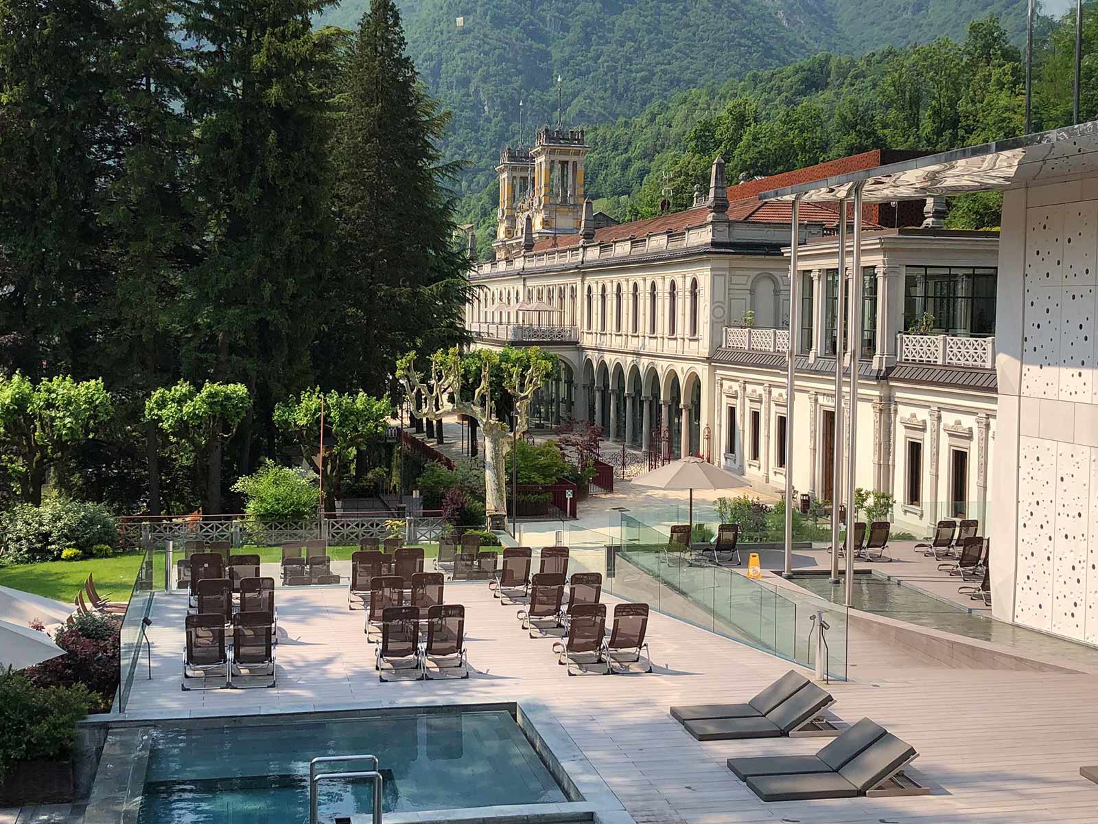 Die historische Therme mit dem Casino im Hintergrund