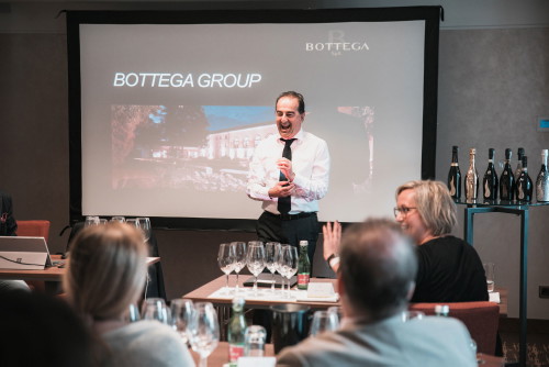 Der Bottega Chef hat sichtlich Freude am Interesse seiner Masterclass-Teilnehmer.