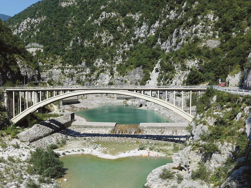 Friaul-Julisch Venetien bietet eindrucksvolle Flusslandschaften und vielseitige Ausflugsmöglichkeiten - zum Beispiel die Brücke von Ravedis.