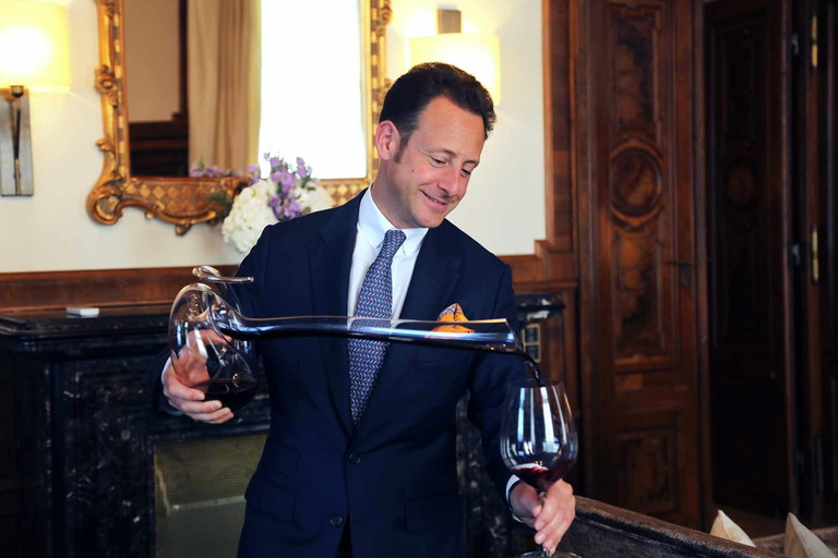 Maximilian Riedel mit einem seiner Lieblings-Dekanter