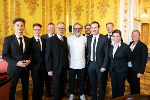 Massimo Bottura mit den bravourösen Sommeliers.