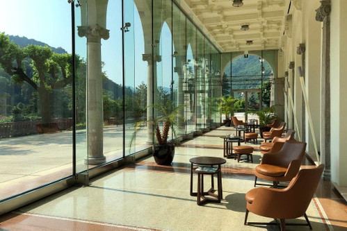 Lounge im Thermalbad, das für Tagesgäste das ganze Jahr über geöffnet ist.