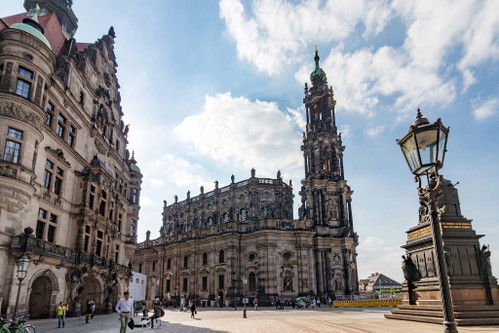 Die Hofkirche ist ein Bauwerk Caetano Chiaveris und wurde 1751 geweiht.