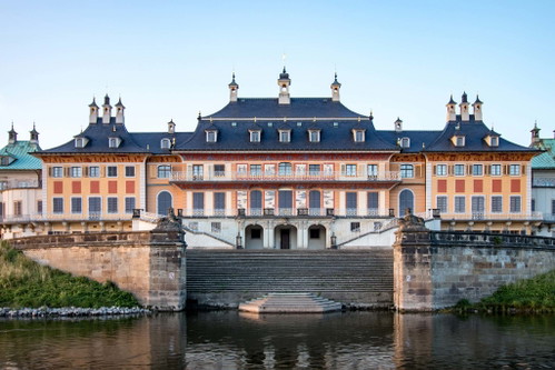 und ist ein schmuckes Beispiel der Schlossbaukunst des 18. Jahrhunderts. 