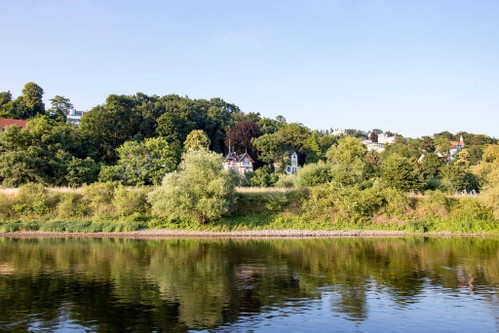 Eine Schifffahrt auf der Elbe führt an idyllischen Plätzen vorbei.