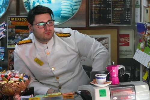 Die Marine-Uniformen gehören zur Standard-Ausstattung in vielen neapolitanischen&nbsp;Kaffeebars, auch für die Mitarbeiter der&nbsp;»Caffè Mexico«-Kette.