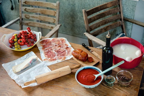 Nehmen Sie nur ­allerbeste ZutatenPizza ist oft puristisch am besten: Nehmen Sie lieber weniger, dafür richtig gute Zutaten, wie edlen Prosciutto, cremigen Taleggio oder scharfe Nduja. Und nicht zu viel auflegen, Sie wollen ja auch den köstlichen Teig schmecken!