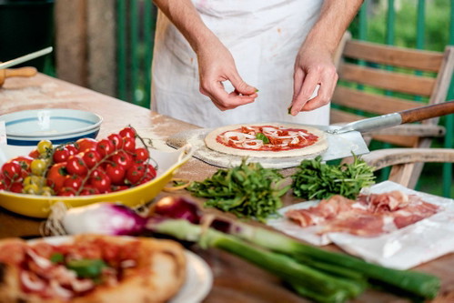 Nur beste Zutaten kommen auf die Pizza.