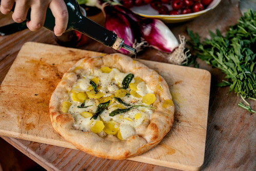 Es muss nicht immer ­Tomatensauce sein, auch eine ­Pizza bianca, hier mit Taleggio, Kartoffeln und ­Salbei, hat ihre Reize.