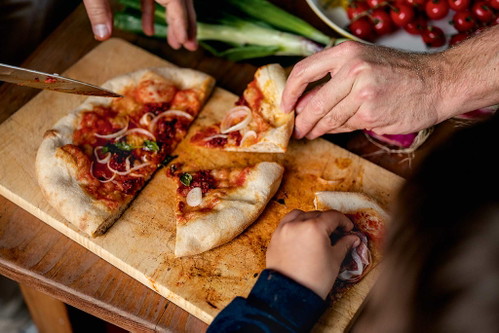 Nduja, die scharfe süditalienische Wurst, ist zusammen mit rohen Zwiebel und eventuell etwas Käse ein wunderbare Pizzaauflage.