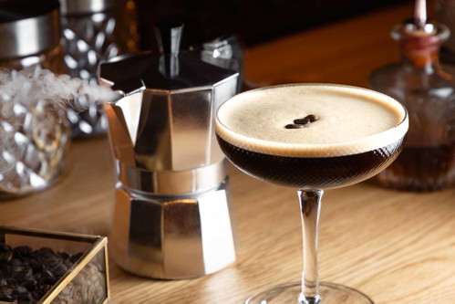 Volle Kraft aus der Kanne: Wer einen längeren Abend vor sich hat, ist mit einem Espresso Martini gut beraten.