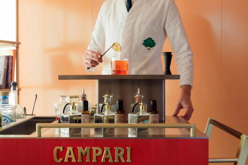 Anhand von drei verschiedenen Geschmacksnoten wird am Negroni-Trolley Ihr persönlicher Negroni gemixt.