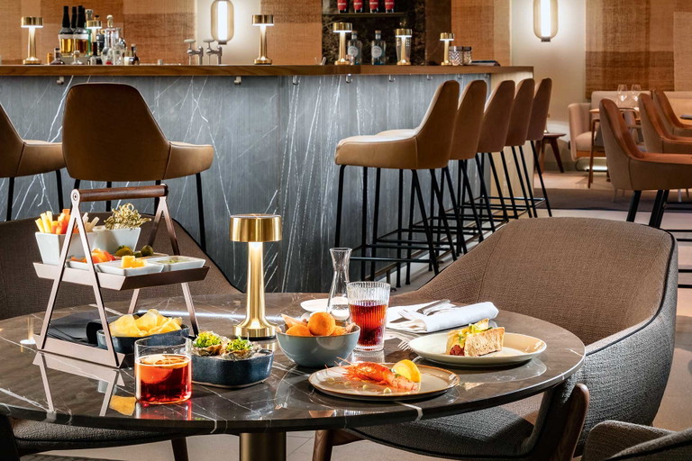 Am späten Nachmittag heißt es: Aperitivo wie in Italien. Zu den Häppchen gibts Drinks von der Bar und dem Negroni-Wagen.