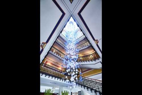 Die Kronleuchter in der Lobby des «Grand Hotel Quellenhof»