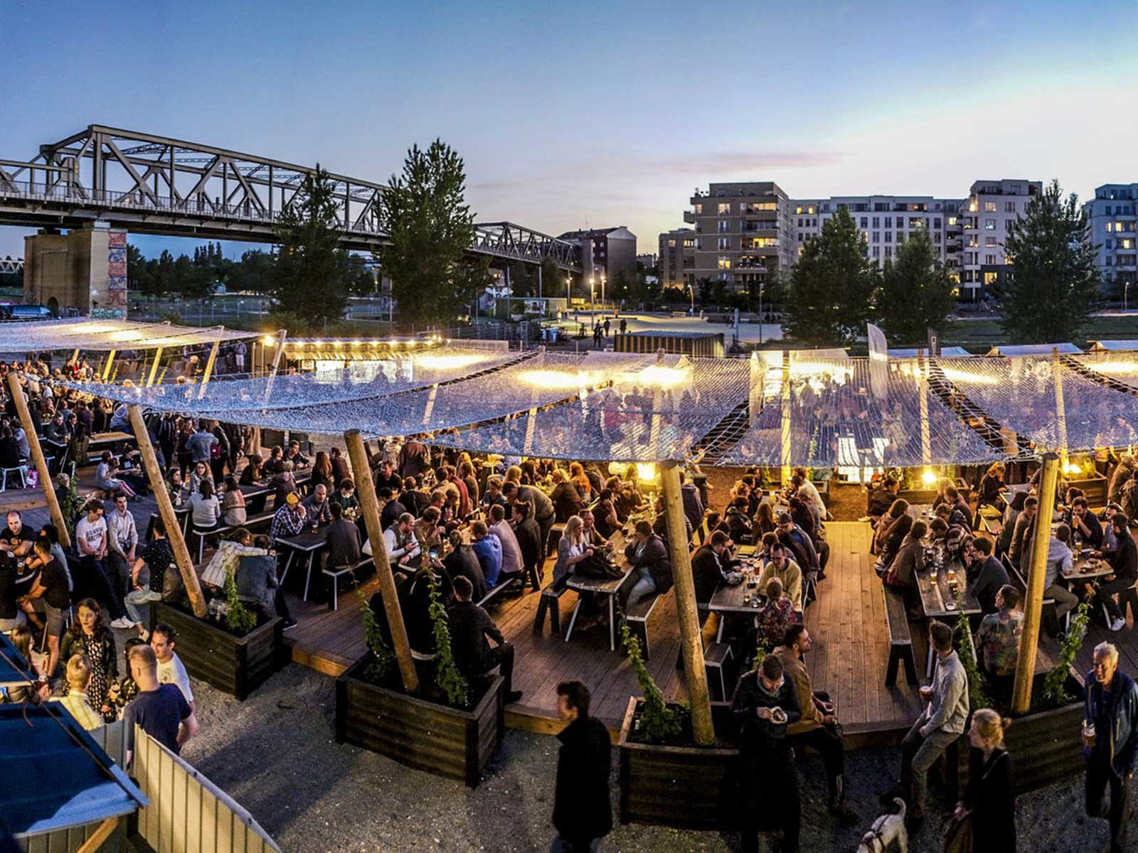 Der Biergarten des »BRLO Brwhouse« ist der beliebteste in Berlin.