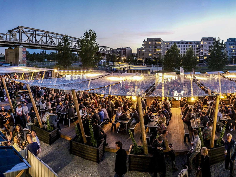 Der Biergarten des »BRLO Brwhouse« ist der beliebteste in Berlin.