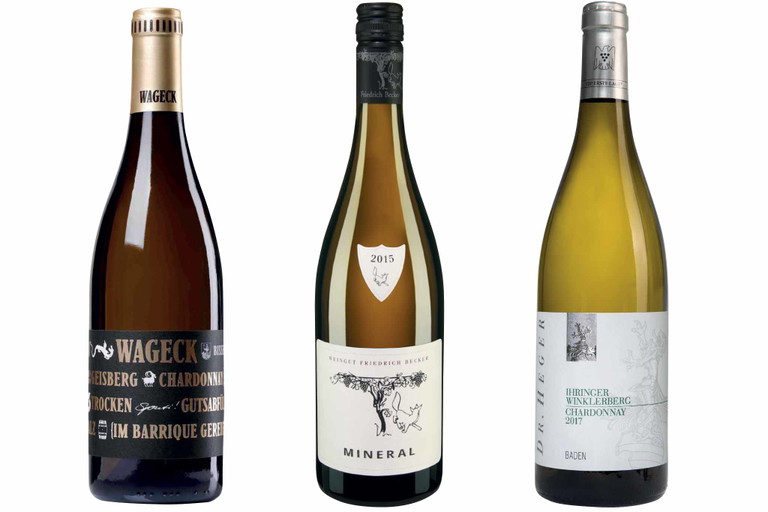 (v. l. n. r.) Platz 1: 2017 Geisberg Chardonnay vom Weingut Wageck. Ebenfalls auf Platz 1: 2015 Mineral Chardonnay vom Weingut Friedrich Becker. Platz 3: 2017 Ihringer Winklerberg Chardonnay VDP. Erste Lage vom Weingut Dr. Heger.