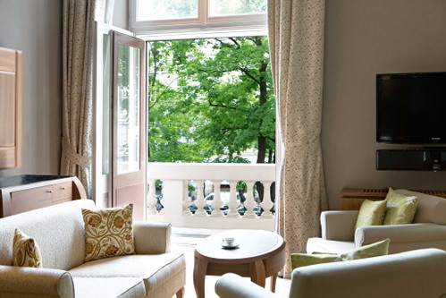 Zimmer mit Balkon und Blick auf die Wiener Ringstraße.