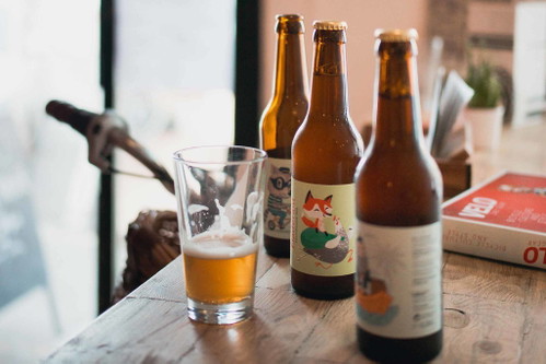 Durch die Zugabe von Früchten und Kräutern erhält das Craft-Bier von Alefried eine besondere Note.