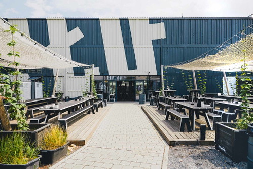 Der Biergarten von Brlo ist im Sommer ein wahrer Hotspot für Craft-Bier-Fans in Berlin.