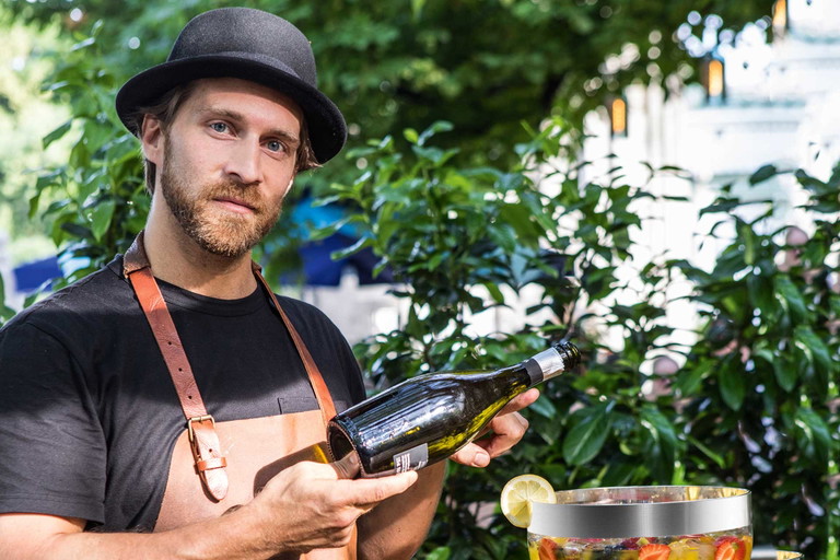 Daniel Schober liess seiner Kreativität freien Lauf und mixte für Falstaff im «Kleinod Stadtgarten» in Wien herrlich-sommerliche Bowlen.