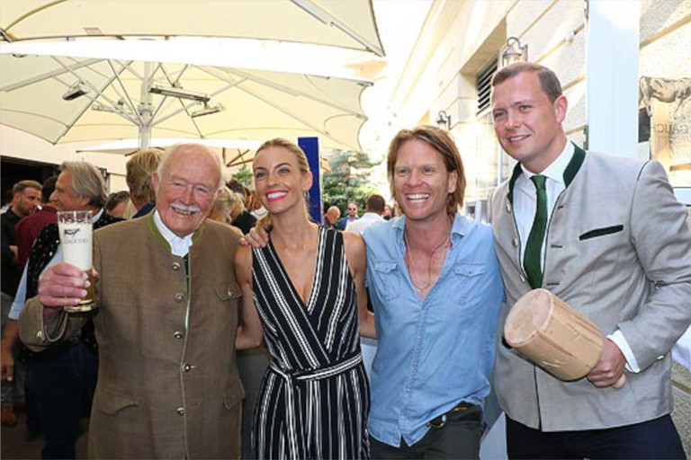Ayinger Brauereichef Franz Inselkammer sen., Coco und Mike Kraus sowie Franz Inselkammer jr. beim fünften Geburtstag des »el Gaucho« am Viktualienmarkt.